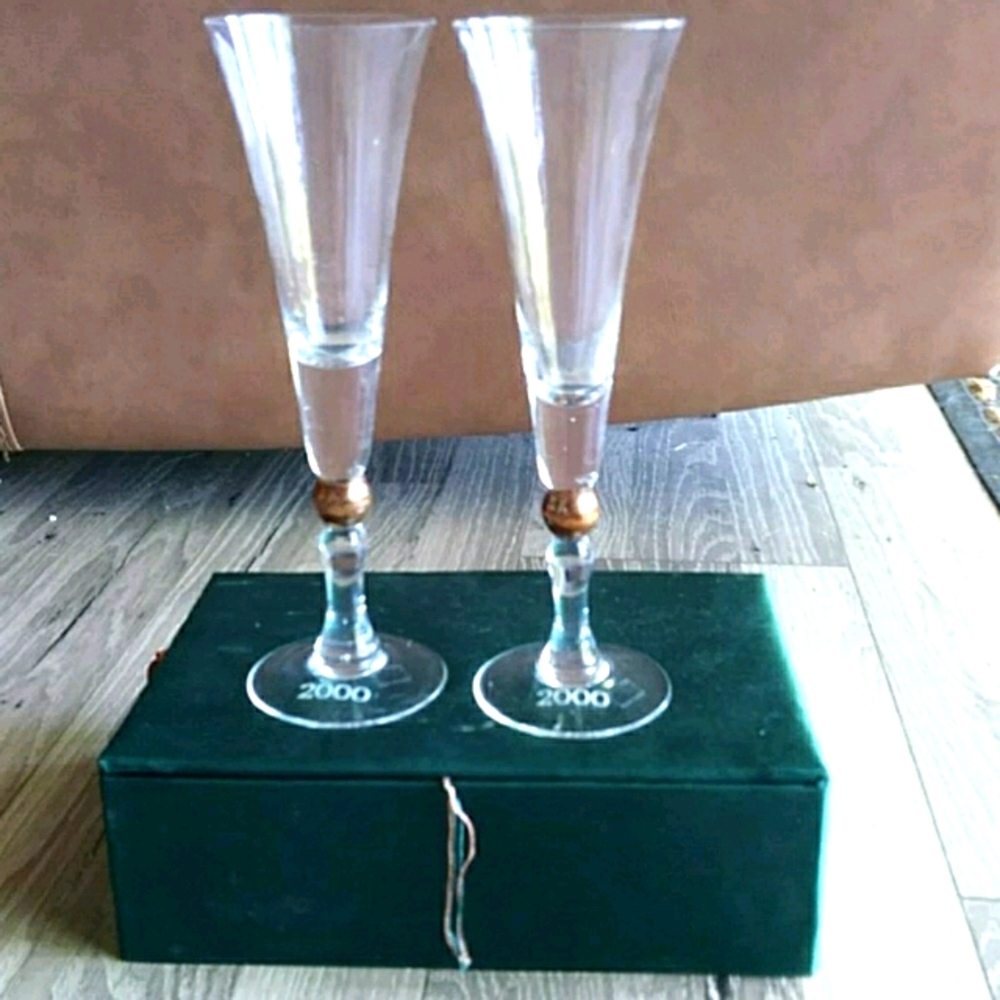 Pair of champagne glasses 2000 with case